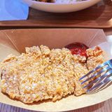 都是附近写字楼的白领在这儿吃午餐吧