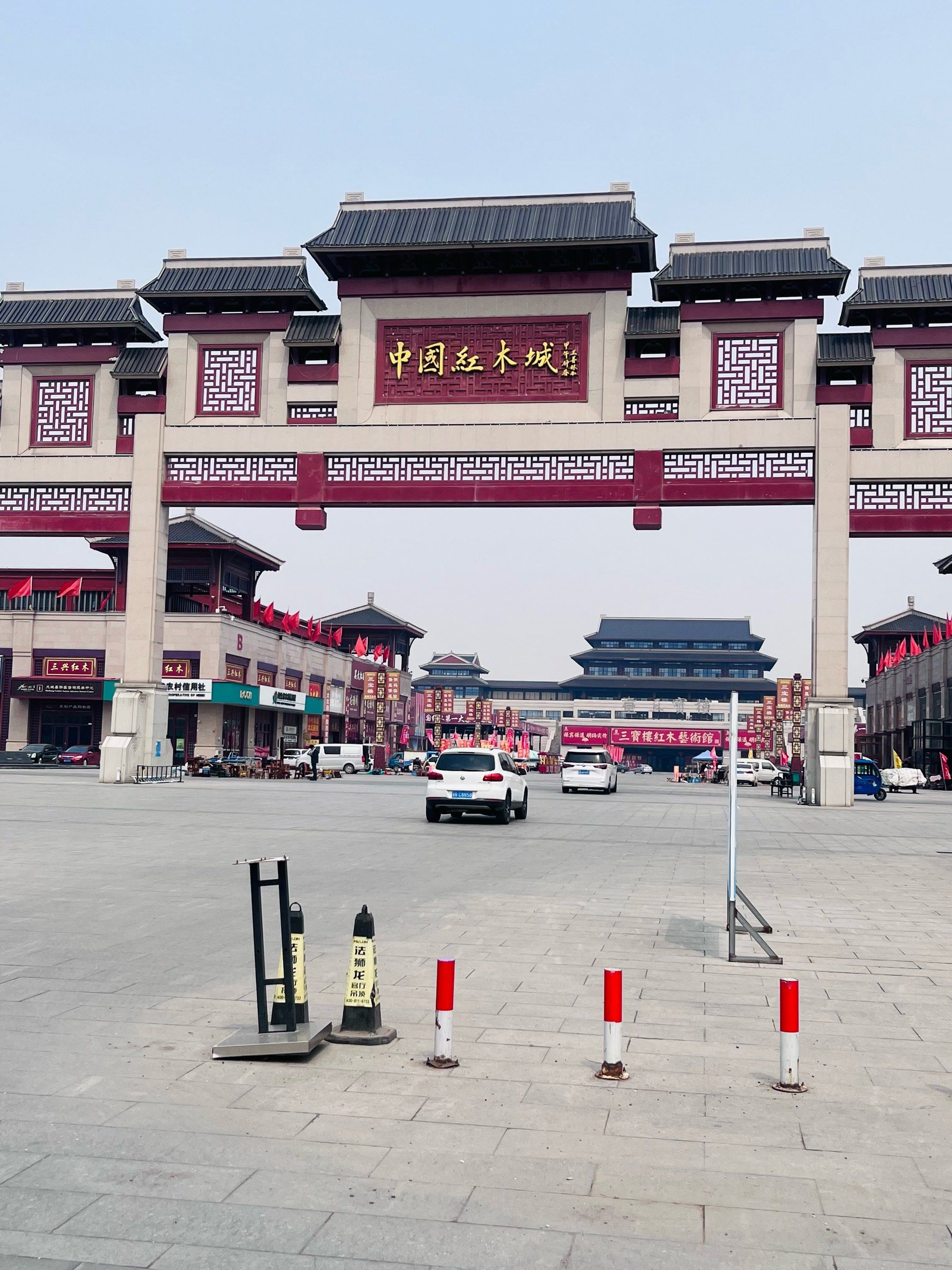 今天老公带我来中国红木城游玩儿,不过今天不是集