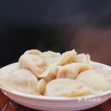 从和面、揉面团开始,然后醒面的同时,剁馅儿、拌馅儿