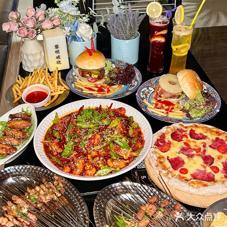 没出国 在郑州！平价餐厅里他真的坠有氛围‼️