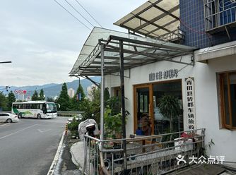 高架上的车辆救援站有咖啡馆很合理吧？