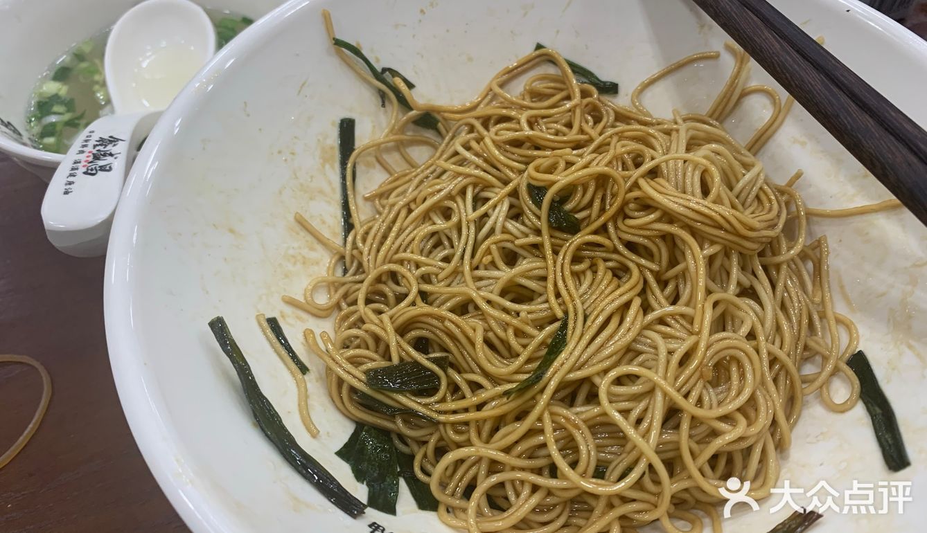 鱼的味道一般,里面的配菜酸菜、豆芽、百叶还是蛮好吃的