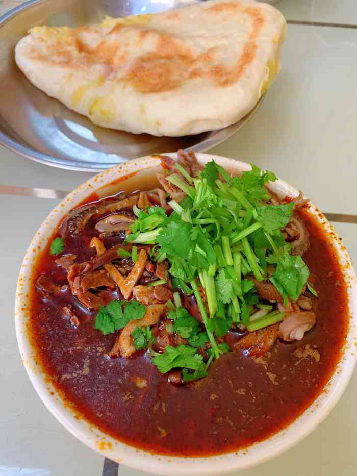 店面不大,却满满的客人!22元一碗的羊杂碎,香而不腻!焙子也很好吃!