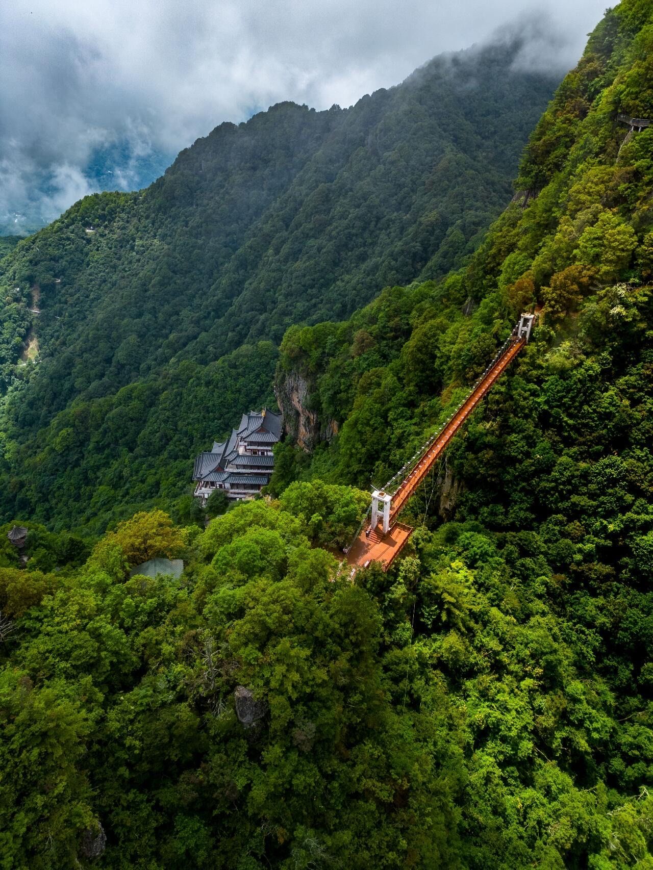 99南宫山位于陕西省安康市岚皋县内,是国家4a景区,属于秦岭山脉,和