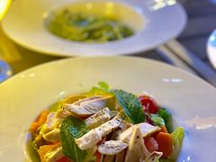 苹果果仁鸡肉沙律配盆子油醋汁-Bistro 63 创意融合料理(广粤天地店)