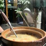 这份咕噜咕噜冒泡的砂锅粥,真的好暖胃🫧