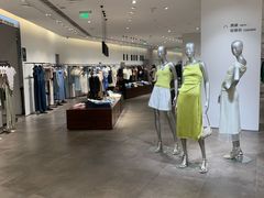 -URBAN REVIVO(高德置地广场·春广场店)