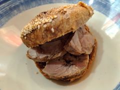 烧饼夹肘子-老磁器口豆汁店(天坛店)