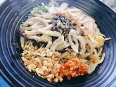 全家福干捞螺蛳粉-怂猫抓子·成都冒烤鸭