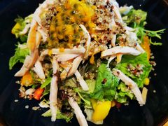 藜麦烟熏鸡胸沙拉配百香果油醋汁-鼎鼎西餐厅
