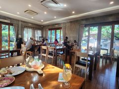 -Chom Cafe and Restaurant