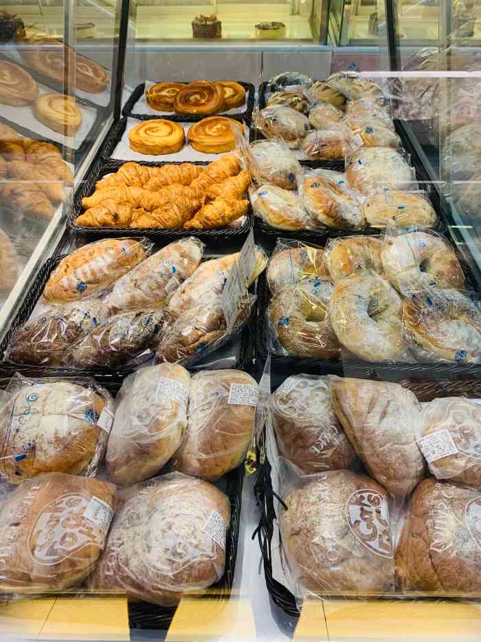 绿叶居西饼(滨江东店)-"位于滨江东路,开了好多年了,算是那边比较.