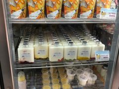 面包甜点陈列柜-白色日记·手作酸奶(麦凯乐店)