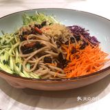 我们拿手机拍菜，工作人员不让拍
