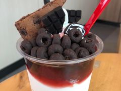 扑扑满杯-草莓配红丝绒蛋糕-DQ·蛋糕·冰淇淋(富华里店)