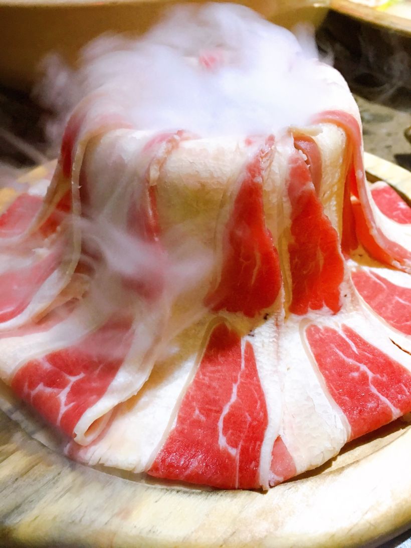 【火山牛肉】就是牛肉卷摆成造型然后中间放着干冰,创意很不错!