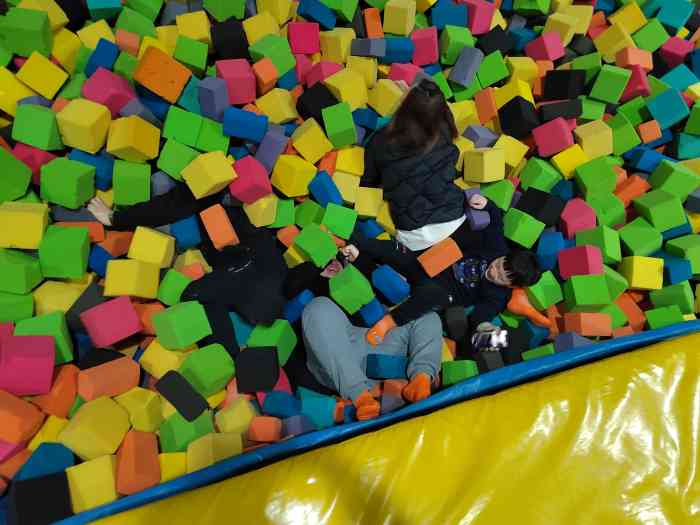 乐翻天蹦床公园-"乐翻天蹦床很好玩,小孩在里面都不想出来了.