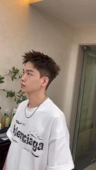 -一家只做男发烫染的店