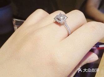 一般买钻戒一开始都是先挑选款式，毕竟现在钻石都有各种