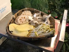 -茅草房·河畔园林火锅