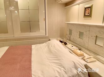 酒店附近很荒,最近的便利店就是机场了