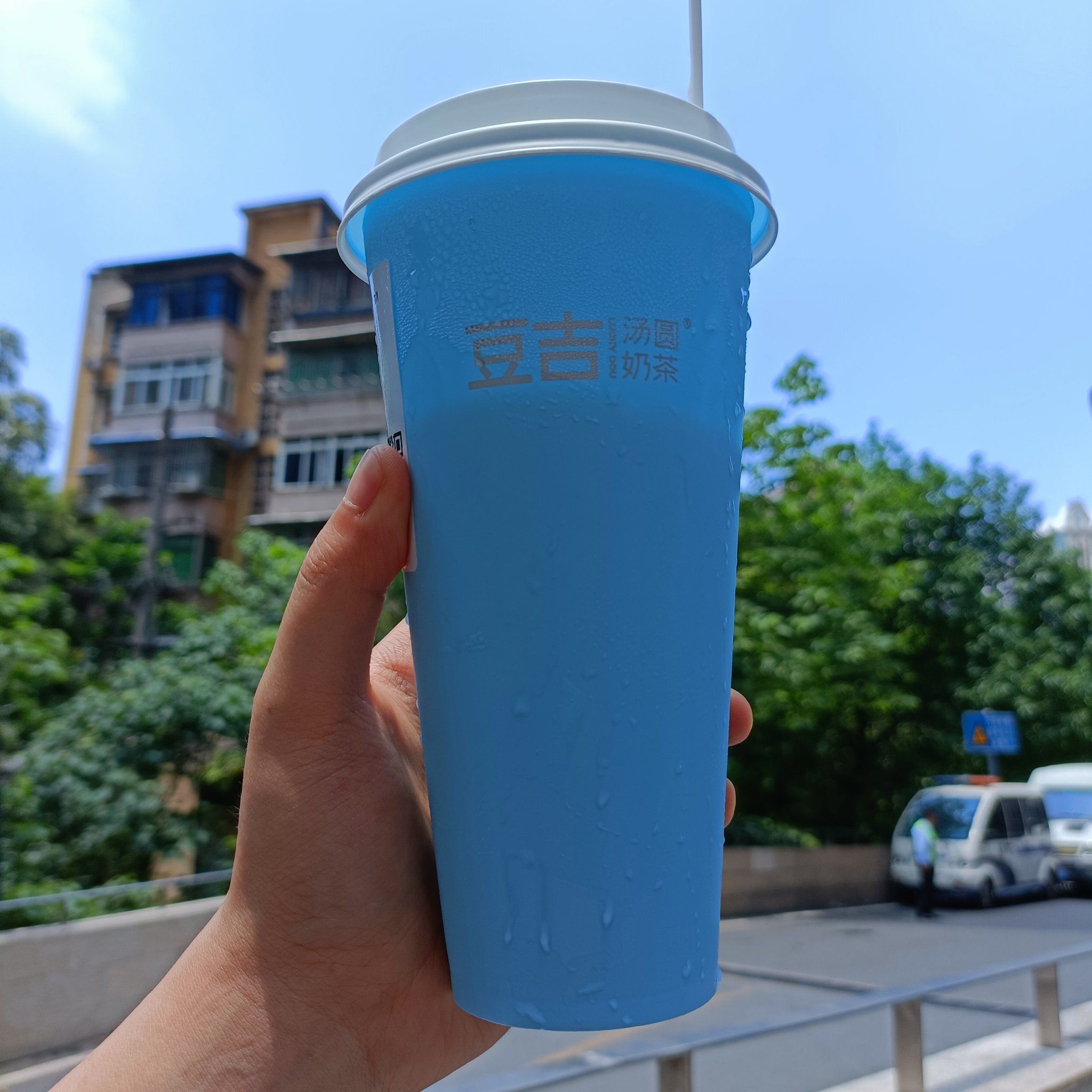 清爽的奶茶口感,喝着感觉非常轻盈~专属的蓝色奶茶杯,让我非常喜爱这