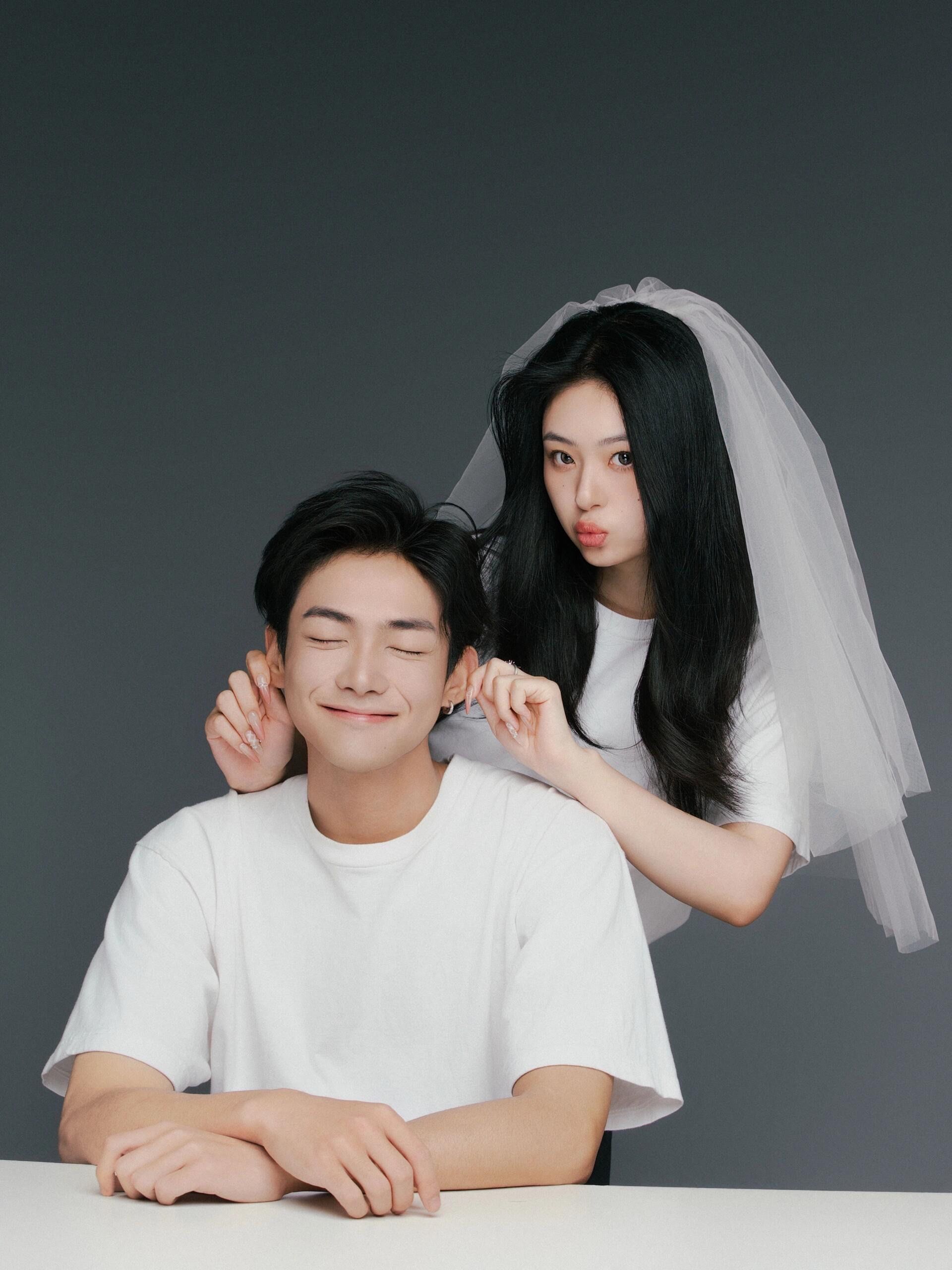 简约头纱情侣写真也要"俏皮可爱"💖