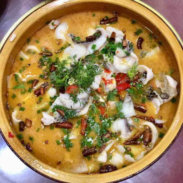 木姜子鱼很好吃.菠萝饭一般 .