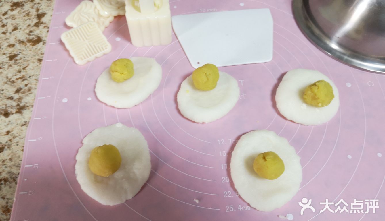 来做可爱的冰皮月饼吧~  1