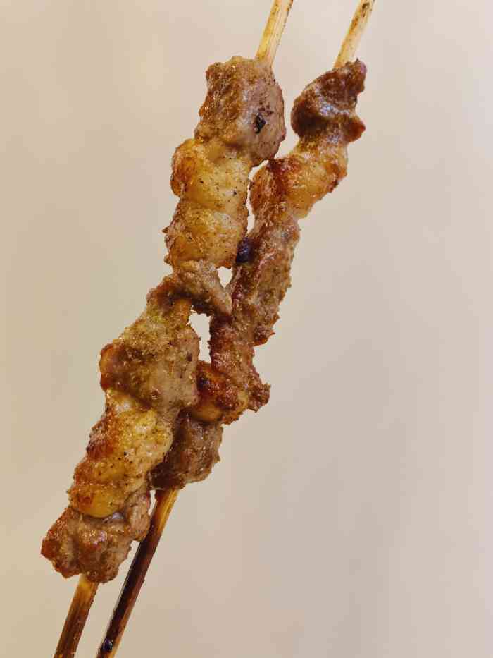 阿依木羊肉串大王-"最近有团购,4块钱一串肉,门面不大,透明.