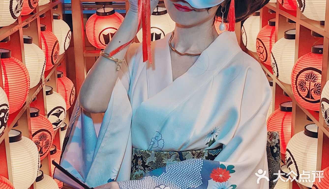 换装拍照+吃饭👘店里都是🫣摇曳的樱花美眉