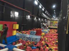 -嘿哟动霸CHUA·新潮玩运动娱乐中心·蹦床滑冰团建乐园