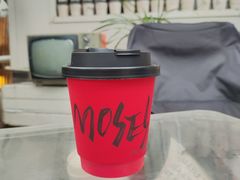 草莓拿铁-Moses写字咖啡