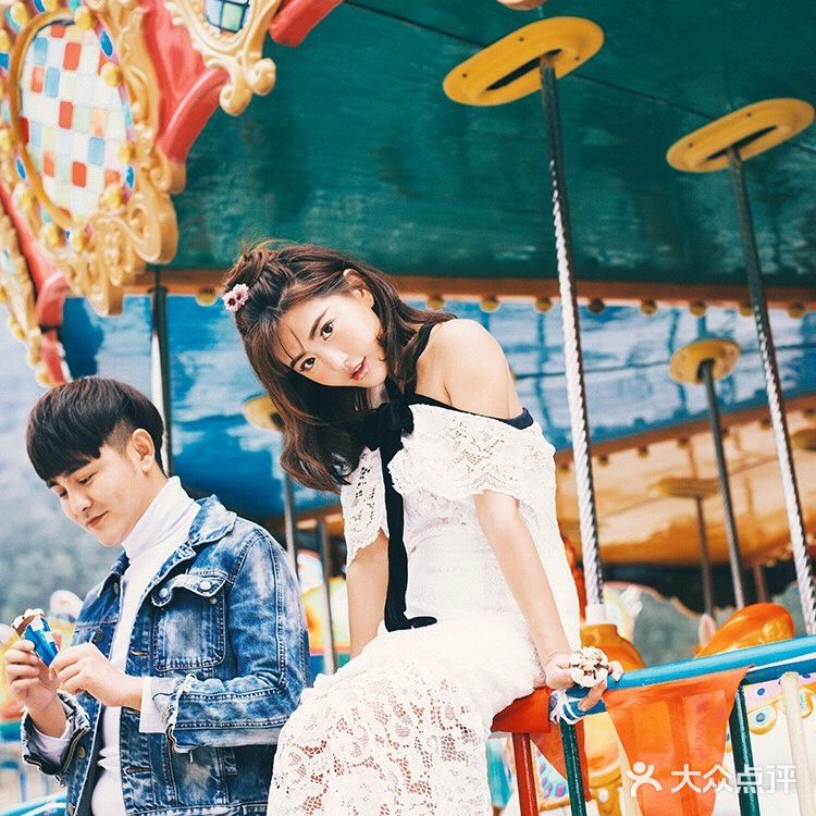游乐场拍摄情侣写真也是不错的选择哦