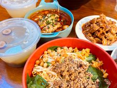 -爆炸头阿姨小四川正宗川味小吃(无任何分店)