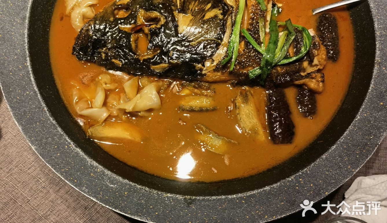 决定来青年餐厅了，定了两桌，服务人员的态度非常好
