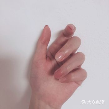 这家美甲店虽然位置不太好找但是服务和技术都是做过的美