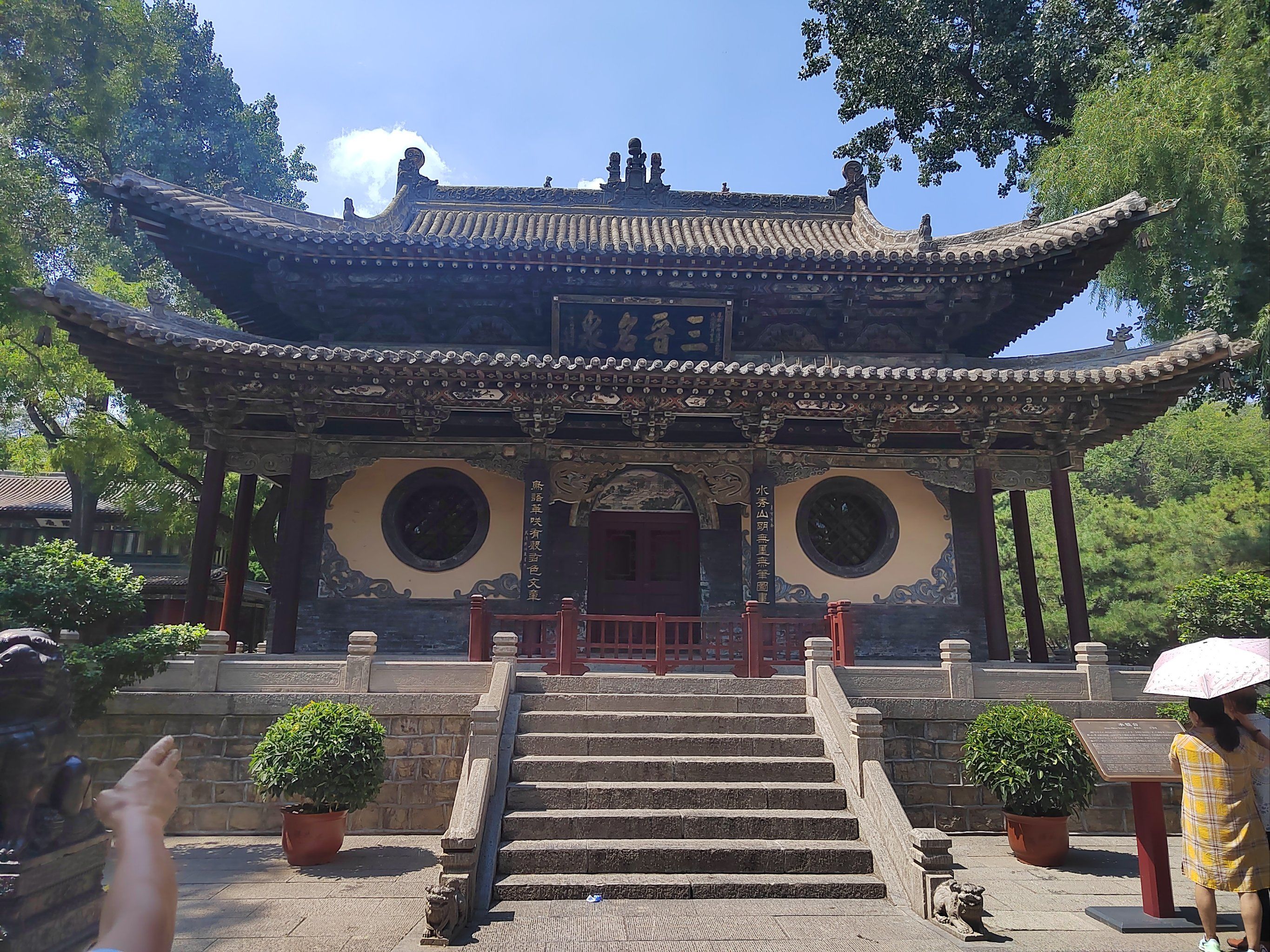 初中读到晋祠时,心里不以为然,觉得不就是一个有点古建筑的景点吗?