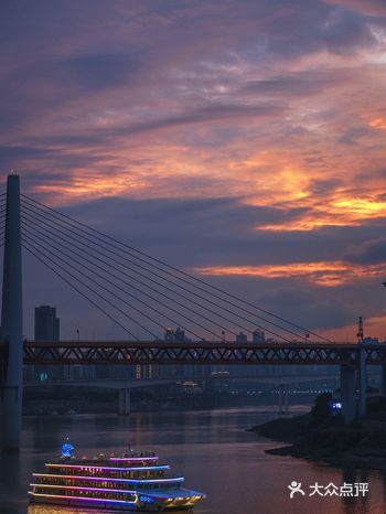 . 重庆看落日推荐一个很棒的地方：来福士八号门的观景