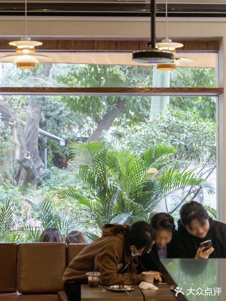 广州探店|会发光的复古咖啡厅☕
