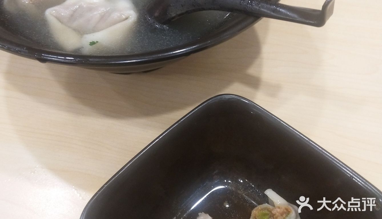 如意馄饨应景的推出了蟹黄馄饨，里面蟹黄蟹肉清晰可见