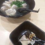 如意馄饨应景的推出了蟹黄馄饨，里面蟹黄蟹肉清晰可见