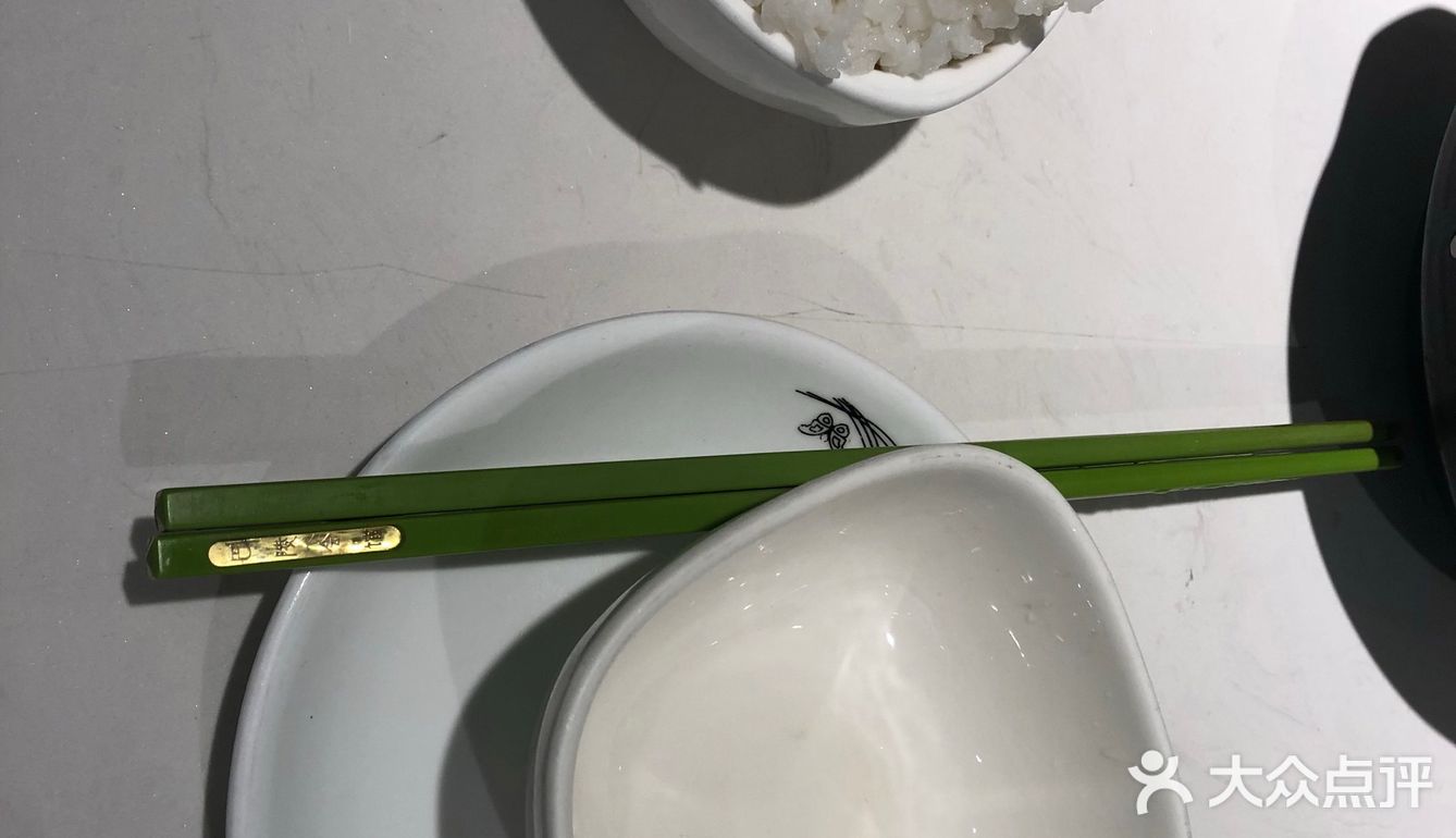 我们就选了这家新式蜀菜,一进门有菜品照片跟卡片