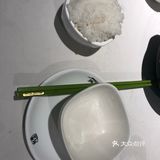 我们就选了这家新式蜀菜,一进门有菜品照片跟卡片