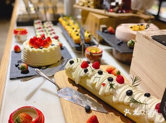 位于扬子江大道208号涵碧楼酒店内，环境优雅
