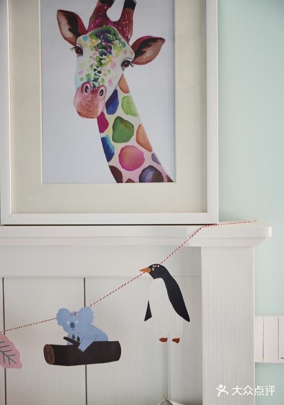 客厅通畅明亮，空间布局井井有条，装饰性的物件不多，但是各有特