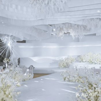 高级感十足的纯白色秀场风婚礼，清澈又特别