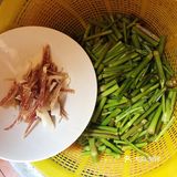 芹菜（此处用的是野芹菜）、腊肉、食用油、盐