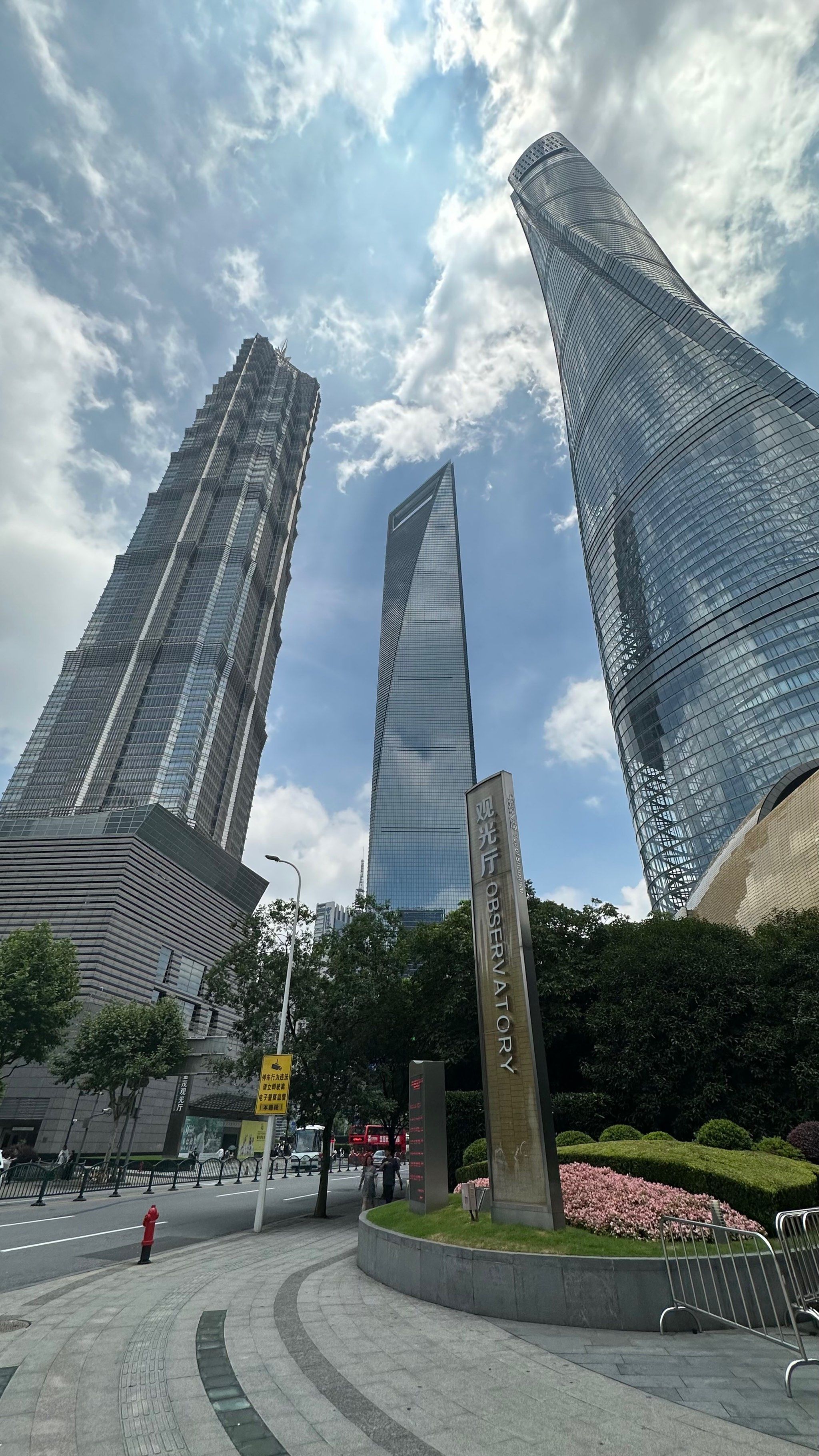 上海陆家嘴金融地区的三座标志性建筑:东方明珠广播电视塔,金茂大厦和