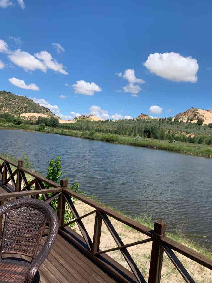 赤峰玉龙沙湖集装箱温泉酒店-"房间临湖,集装箱构造不大但还算五脏俱